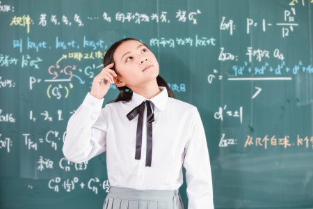 海淀區(qū)崛起實(shí)驗(yàn)學(xué)?；锸迟M(fèi)每月多少，回民如何處理就餐問(wèn)題？